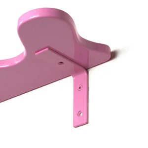 Könnte beinhalten: Ein rosa Wandregal mit geschwungenem Design. Das Regal besteht aus einem soliden Material und verfügt über eine Halterung, die mit Schrauben befestigt ist. Das Design ist schlicht und modern, geeignet für kleine Gegenstände.