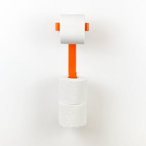 Op de afbeelding: Een oranje toiletpapierhouder met een verticaal ontwerp. De houder is aan een witte muur bevestigd en bevat &eacute;&eacute;n rol toiletpapier aan de bovenkant en twee rollen aan de onderkant. De houder is gemaakt van plastic.