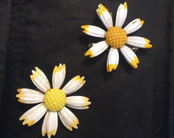 Retro 60’s Metal Daisy Brooches Flower Mid-Century White w/ Enamel Yellow Light Metal Enamel Paint Free Shipping