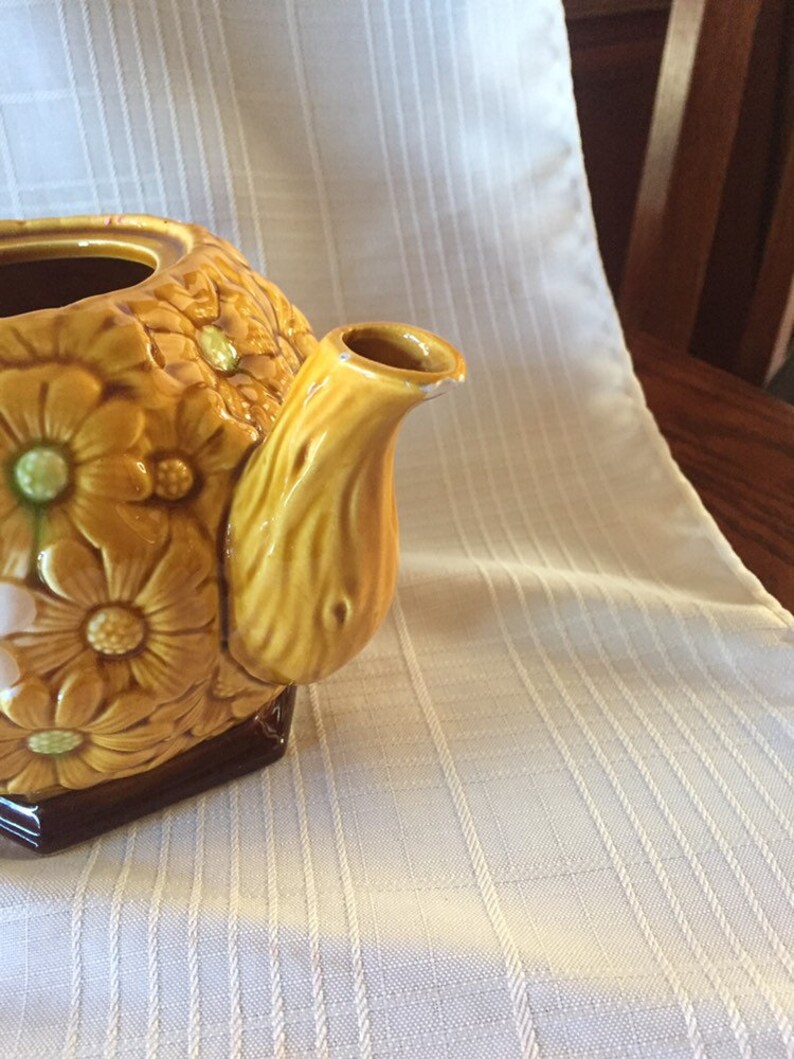 Pottery Japan Raised Daisy Pattern Teapot Gold White Green Flowers Branch Spout and Handle Free Shipping Retro 1960/'s Fred Roberts Co