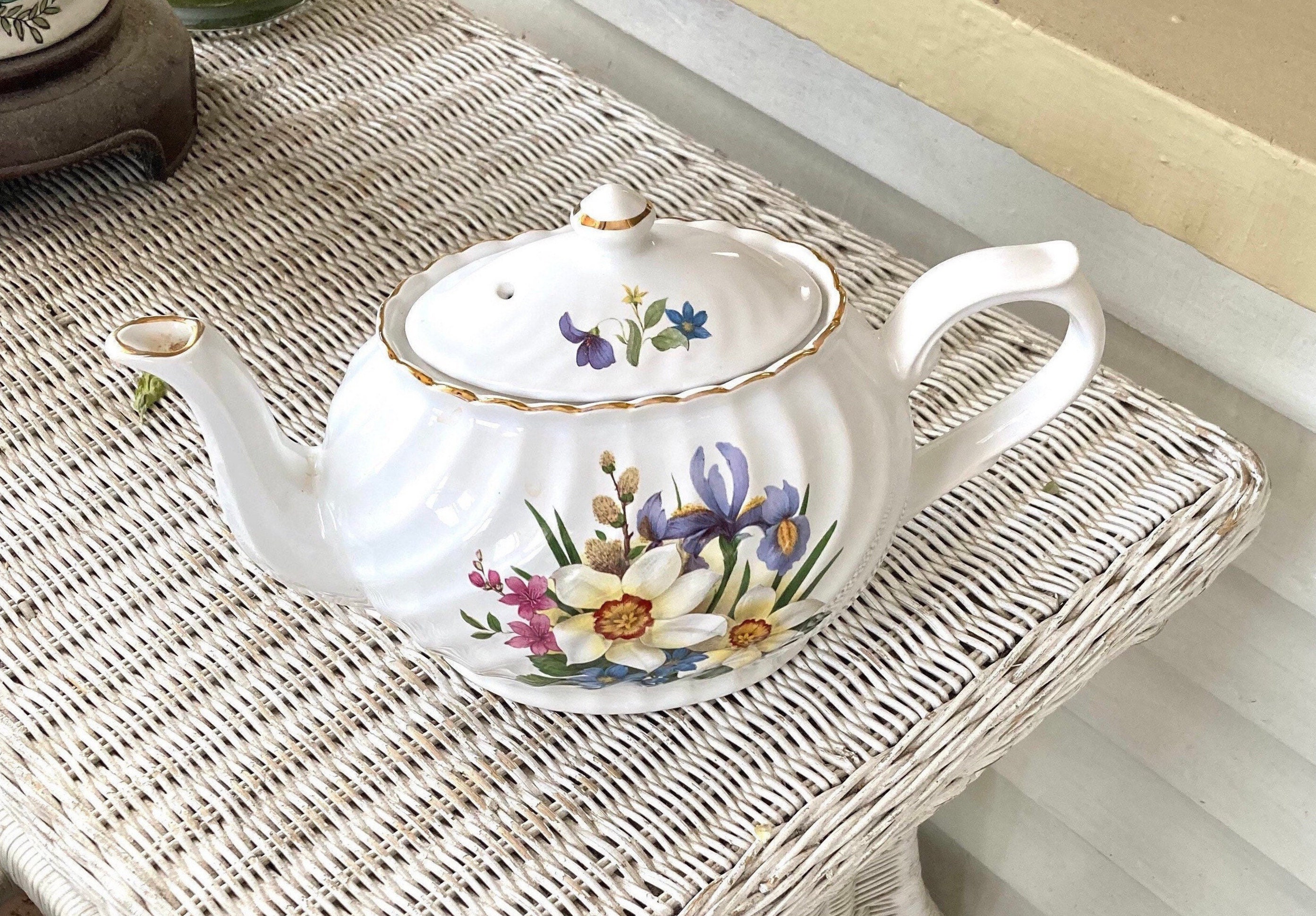 Vintage Arthur Wood Floral Teapot: Staffordshire England Cottage