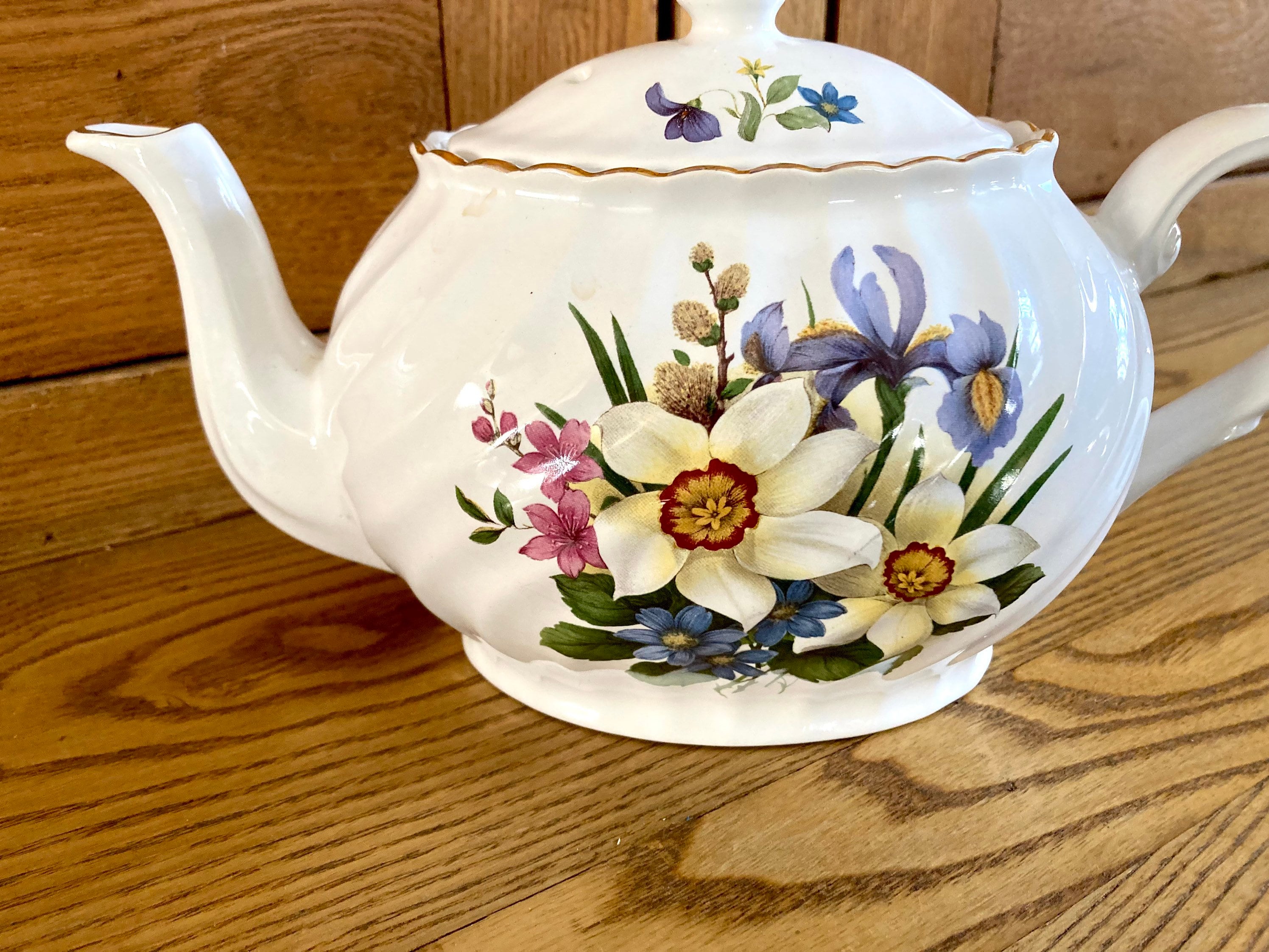 Vintage Arthur Wood Floral Teapot: Staffordshire England Cottage