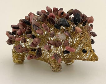 Escultura de erizo de rodonita hecha a mano: Arte animal con chips de gemas