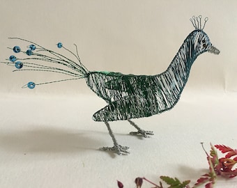 Adorno de pavo real de alambre: Escultura animal hecha a mano con plumas de pavo real