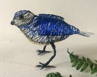 Escultura de herrerillo común: arte de pájaro en miniatura de alambre