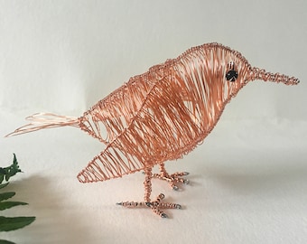 Escultura de martín pescador hecha a mano en alambre de cobre: arte de pájaro único