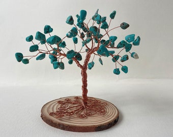 Escultura de árbol de howlita turquesa, piedras preciosas naturales sobre alambre retorcido
