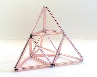 Escultura de tetraedro geométrico: adorno de geometría sagrada