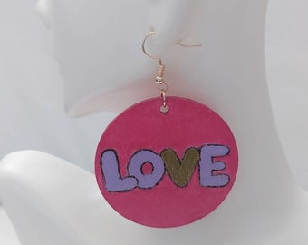 Fuschia Grafitti Love Large Handmade Wood Statement Oorbellen Hout Gegraveerd Cadeau Handgemaakt