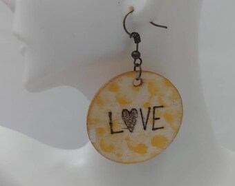 Sunshine Yellow Love Heart Drop Oorbellen - Love Statement Oorbellen Hout Gegraveerd Cadeau Handgemaakt