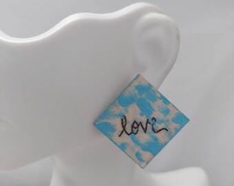 Turquoise Blue Love Script Handgemaakte Houten Stud Oorbellen Hout Gegraveerd Cadeau Handgemaakt