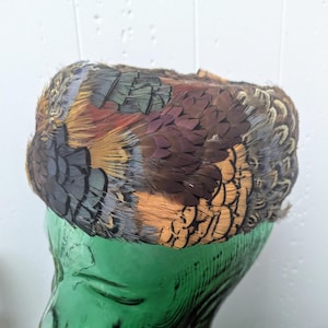 Cappello con piume di fagiano Joseph Magnin degli anni '50 / copricapo vintage con piume multicolor metalliche