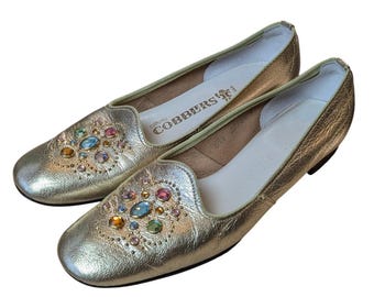 Zapatos planos tipo mocasín California Cobbler estilo años 60, color dorado metalizado con detalles de joyas, talla 6.5
