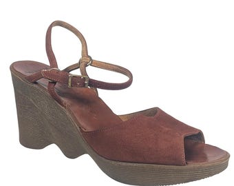 Sandálias plataforma onduladas Famolare Hi-Up em camurça marrom ferrugem, estilo anos 70, tamanho 6,5.