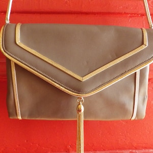 1960 Vintage LOU TAYLOR Taupe bolso de cuero con correa de hombro de oro y borla