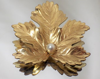 1970s Vintage Winard 12K Gold Filled Maple Leaf Pin Brooch with Pearl