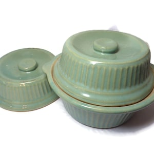 Vintage individuele bedekte ovenschotel / 2 deksels / gemarkeerd USA / dorp groene kleur