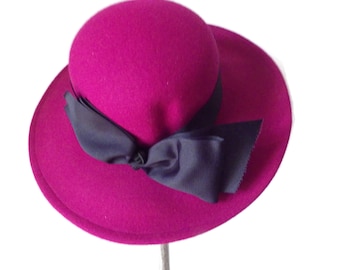 Georgi Vintage‎ Wool Felt Hat Women\'s Red Upturned Brim Purple Trim USA NEW Deborah New York Upturned Brim Womens Black Velvet Trim Bow  main image 3