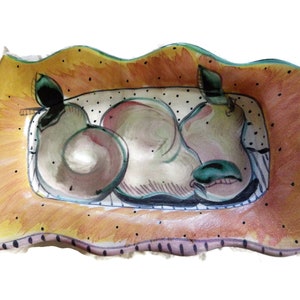 Puede incluir: Un plato de servir de cerámica con un borde ondulado amarillo y un interior blanco. El plato presenta un diseño pintado de tres peras con hojas verdes, sobre un fondo de lunares negros y rayas.