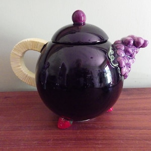 Vintage &quot;Obst&quot; Teekanne/ Schwarze Keramik/ Trauben Ausgießer/ Erdbeerfüße/Ananasgriff