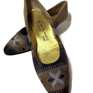 1990s Vintage Bruno Magli Patterned Pumps Low Heels Brown Gold Size 6.5 B