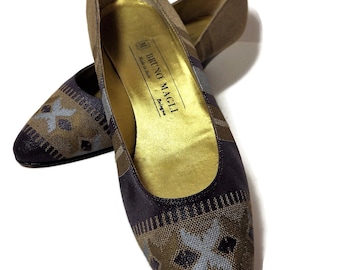 1990s Vintage Bruno Magli Patterned Pumps Low Heels Brown Gold Size 6.5 B