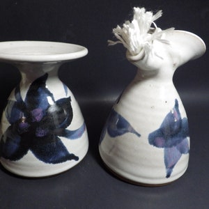 1980er Jahre Vintage Studio Keramik kleine Öllampe & Vase blaue Blumen signiert mit DK Mark