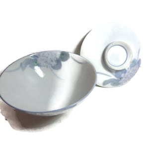 Porcelaine TOYO vintage/ Bol à riz couvert/ Hortensias/Signé/Made in Japan/ Donburi