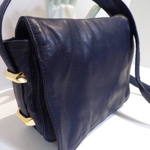 1980er Jahre Vintage PINKY New York Marine blau Leder Schultertasche klein