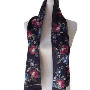 Foulard tour de cou Echo en soie vintage 70cm x 70cm Scarf Foulard tour de cou Echo en soie vintage 70cm x 70cm Scarf