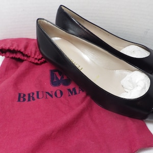 1990s Vintage Bruno Magli Pumps Low Heels Black Patent and Leather SZ 36 with Protective Bag