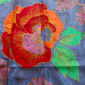 Sciarpa di seta Oscar de la Renta: stampa floreale con oro metallizzato (31" X 31") immagine 5