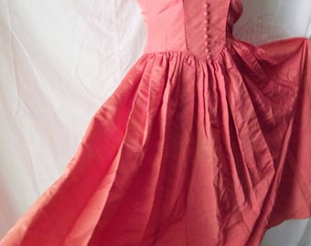 Suknia z tafty w kolorze koralowego różu z lat 50. XX wieku: Beau Time Formals, talia baskijska, rozmiar XS