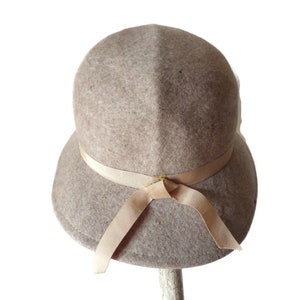 Vintage FABINI Hat/ Beige Cloche/ Wool Felt/ Grosgrain Band  display picture 3