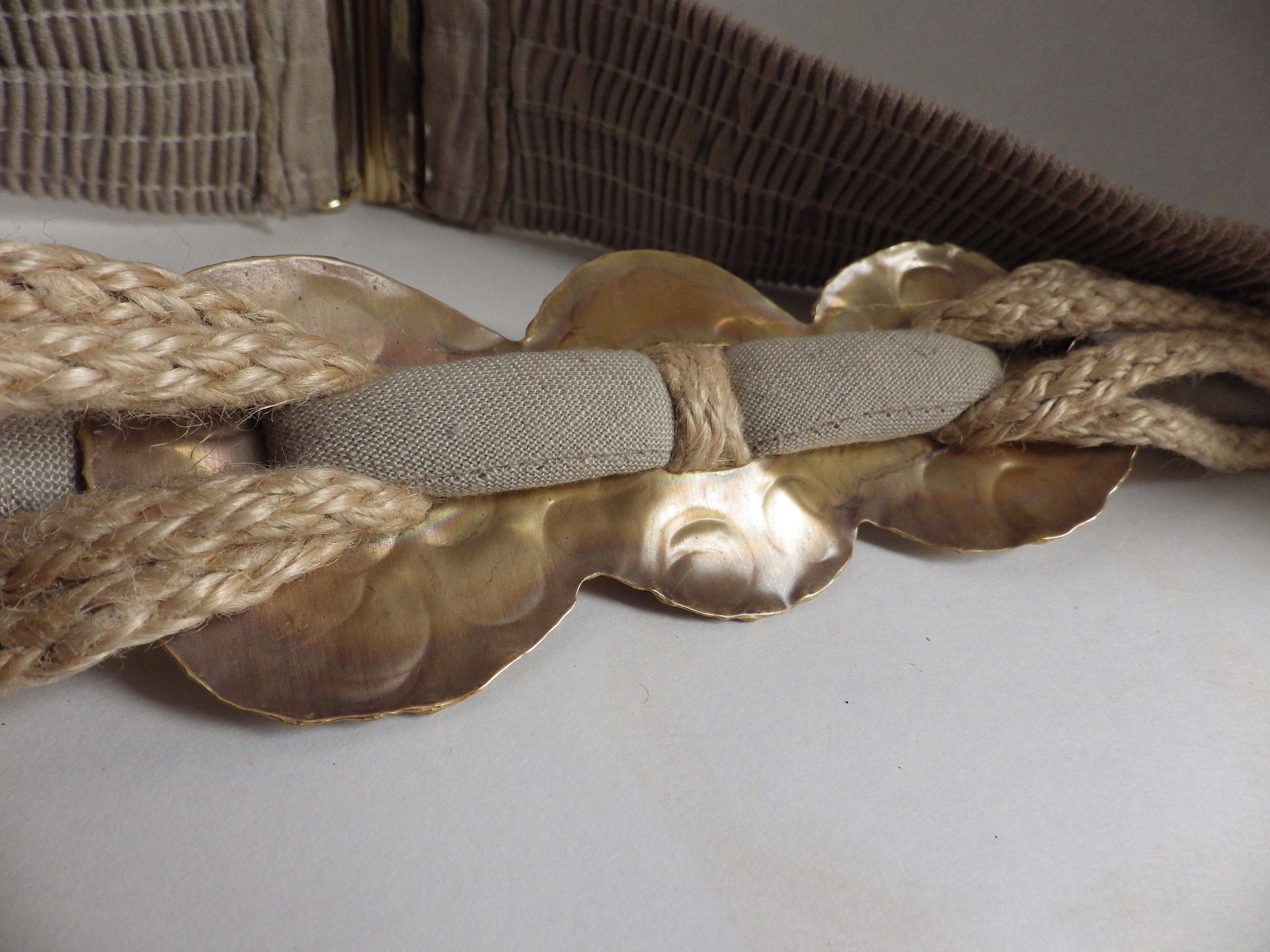 1960s Vintage Stretch Belt Pale Gold Metal Circles Linen and  display picture 2