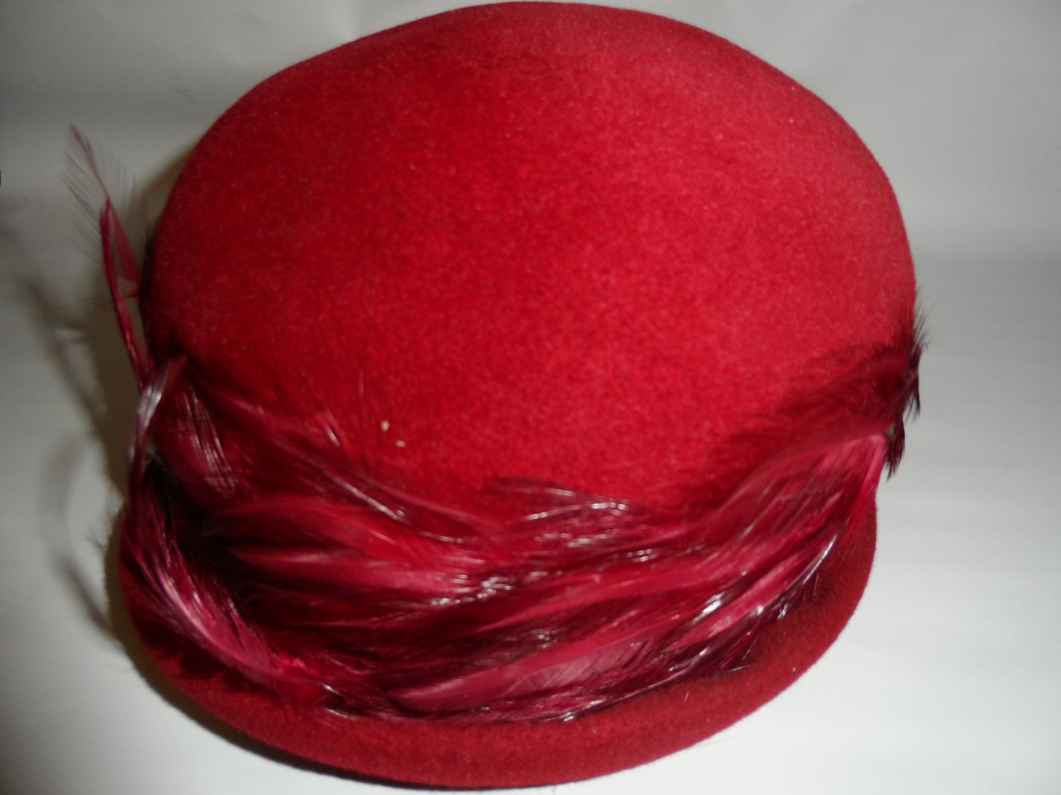 1960s Vintage Red Wool Deluxe Velour Hat Wide Feather Band  display picture 2
