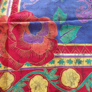 Sciarpa di seta Oscar de la Renta: stampa floreale con oro metallizzato (31" X 31") immagine 4