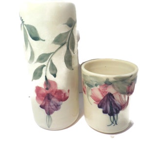 Två (2) vintagevaser från Linden Hills Pottery Studio, fuchsia blommor, LHP