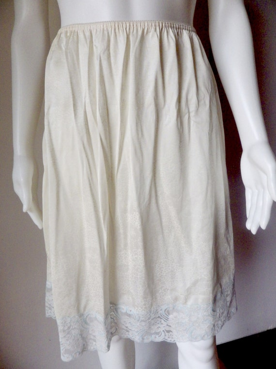 1970s Vintage Half Slip Warners Petal Parfait Blu… - image 2