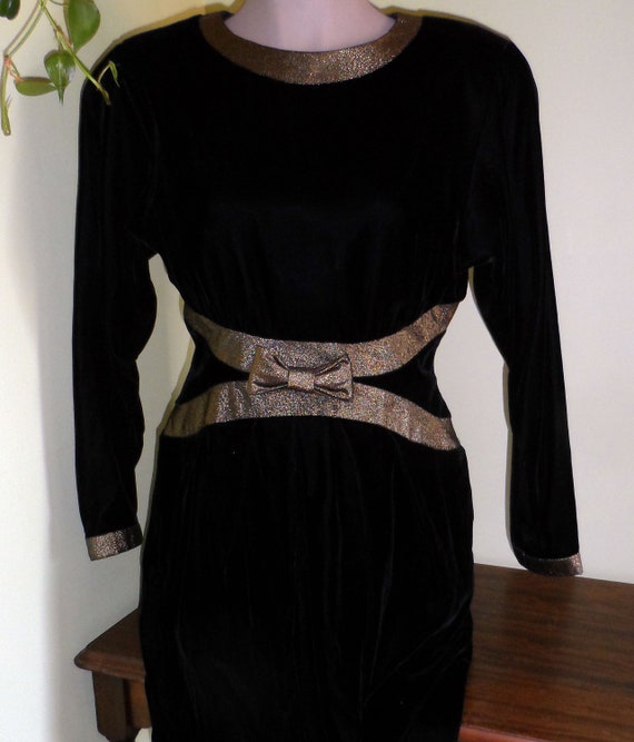 1970s Albert Nipon Black Velvet Cocktail Dress: V… - image 2