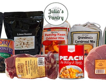 Puede incluir: Una colección de alimentos básicos de despensa, que incluyen frijoles negros, frijoles de Lima, mezcla para cobbler de melocotón, mezcla para pan de maíz, galletas de gota, mezcla de salsa de pimienta y jamón de campo. Los productos están envasados en bolsas y latas, y algunos tienen etiquetas con texto.