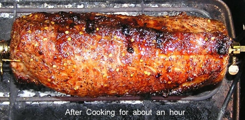 Puede incluir: Un lomo de cerdo asado en un asador, brillando con un glaseado marr&oacute;n y granos de pimienta. El cerdo se cocina en una parrilla negra con una rejilla de metal. "Despu&eacute;s de cocinar durante aproximadamente una hora" est&aacute; escrito debajo del cerdo.