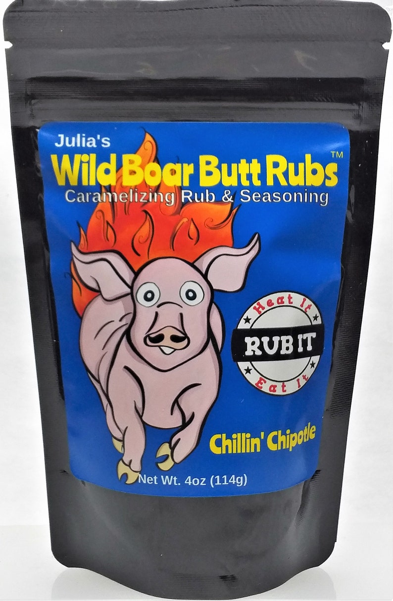 Puede incluir: Una bolsa negra resellable con una etiqueta colorida que presenta un cerdo de dibujos animados con llamas en la cabeza. La etiqueta dice "Julia's Wild Boar Butt Rubs Caramelizing Rub & Seasoning" y "Chillin' Chipotle". La bolsa contiene 114 gramos (4 onzas) de condimento.