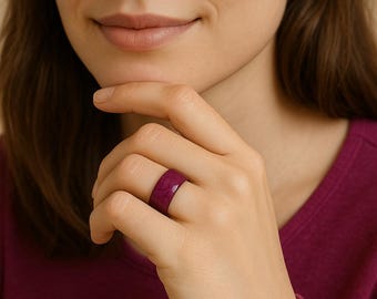 Anillo de resina con pétalos de rosa púrpura – Banda botánica floral hecha a mano