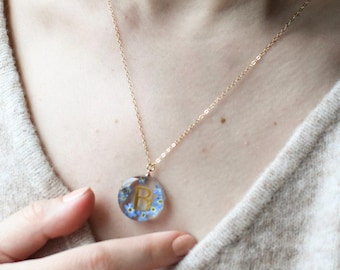 Collar con inicial conmemorativa / Colgante de recuerdo de nomeolvides / Regalo de condolencia personalizado / Joyería de resina bañada en oro