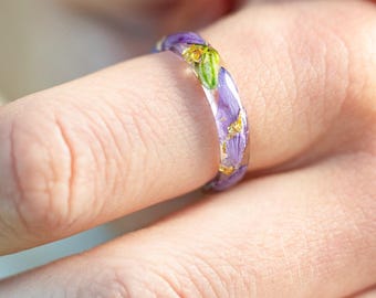 Anillo de resina con flor de espuela de caballero – Espuela de caballero violeta, joyería con flores de julio, anillo botánico, anillo de resina con flores prensadas auténticas y escamas de oro.