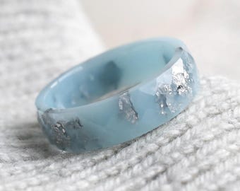 Anillo de resina facetada de menta: banda apilable de hojas de plata, hipoalergénico