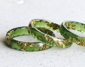 Bague feuille d'or vert mousse - Bagues minces automne en résine - Bague superposable à facettes fines