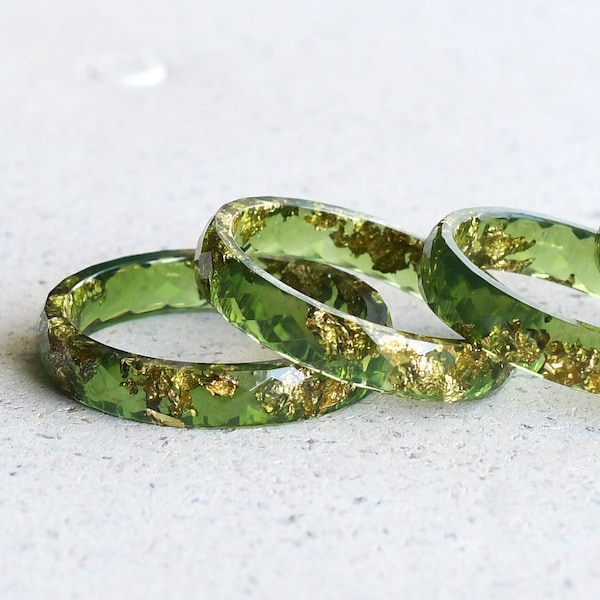 Bague feuille d'or vert mousse - Bagues minces automne en résine - Bague superposable à facettes fines