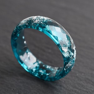 Blågrön resinring: Facetterad stapelring med silverflingor